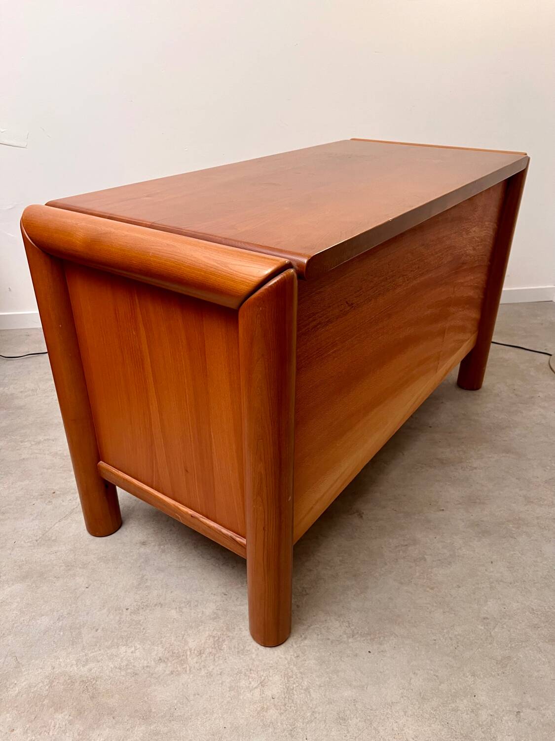 Ancienne commode 3 tiroirs en orme massif design années 70 brutaliste