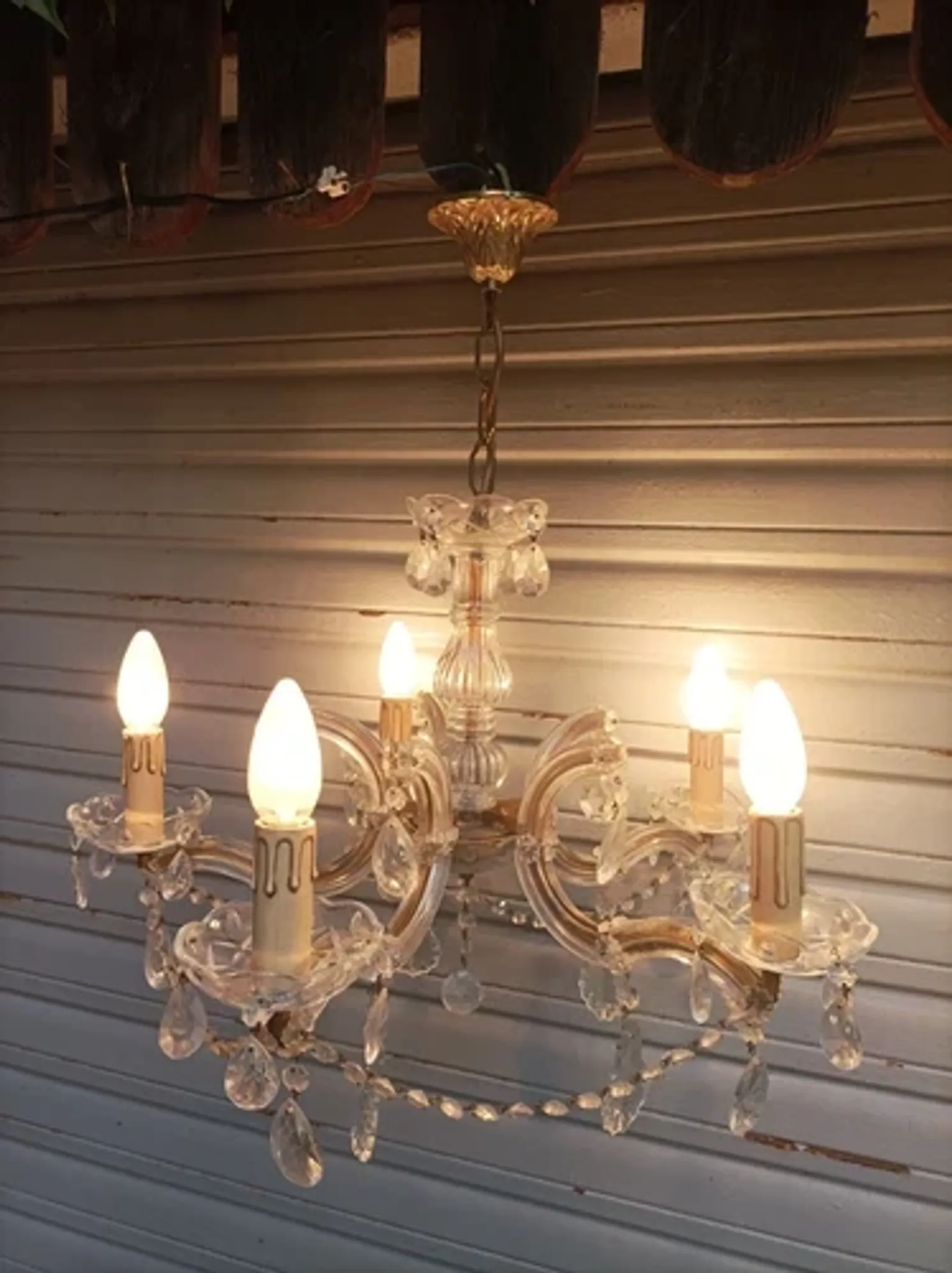 Very beautiful Venetian chandelier with 5 lights / complete and in working condition.
