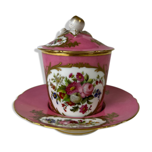 Tasse rose accompagnée de sa soucoupe