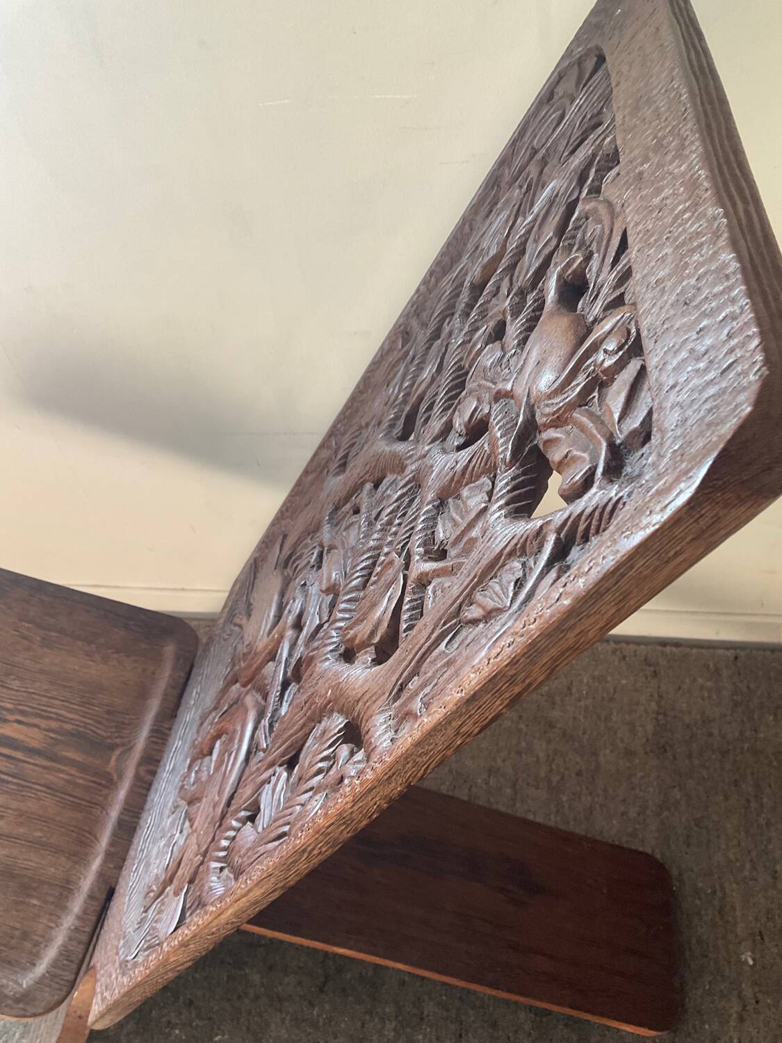 Chaise vintage à palabre en bois sculpté