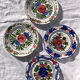 Assiettes colorées peintes à la main