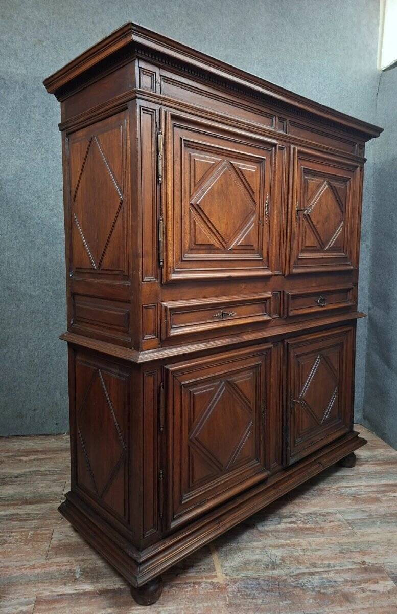 buffet with two bodies in walnut – Work from the Louis XIII period – 17th century