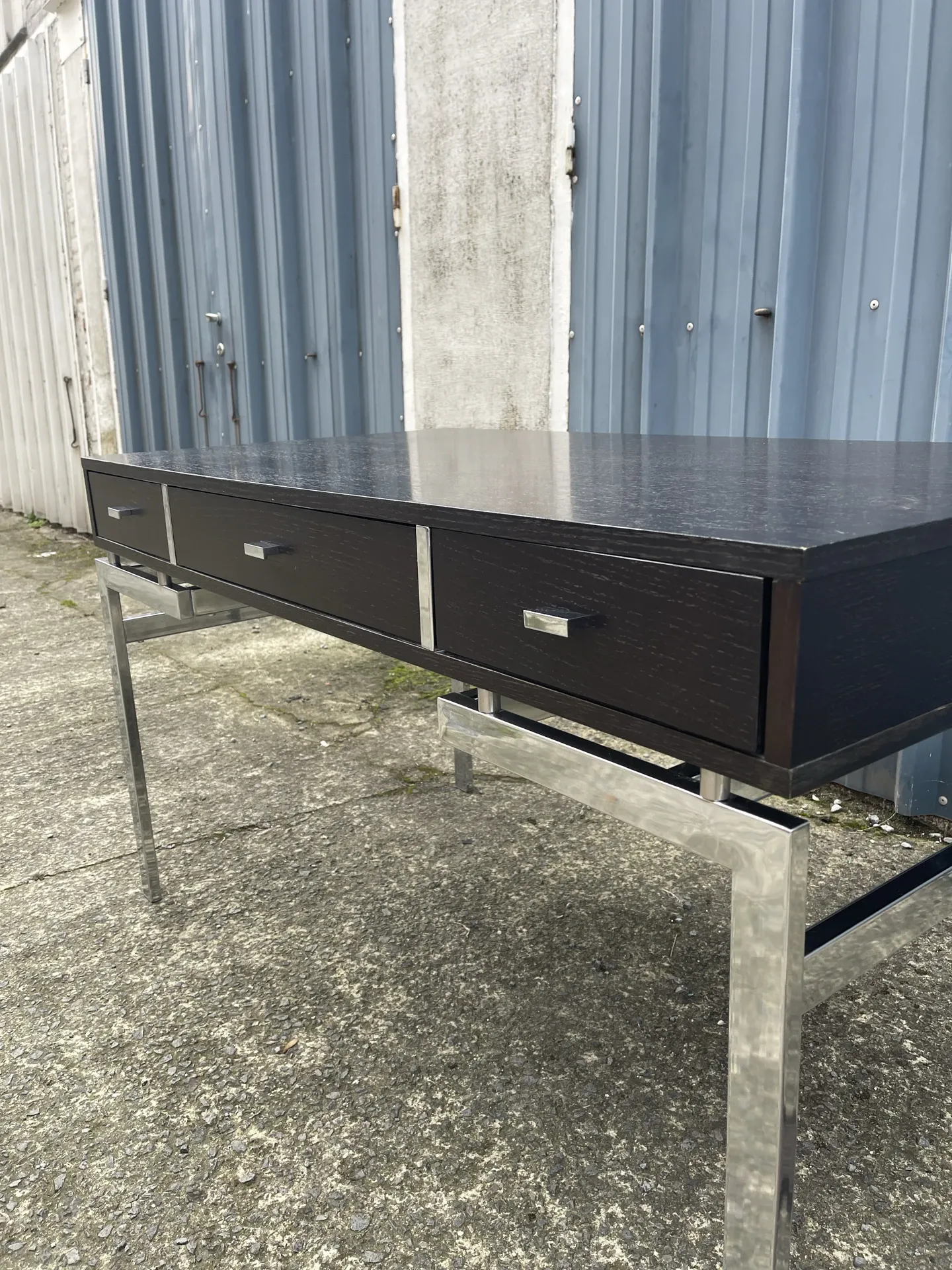 Large textured black lacquered flat desk and chrome in 1970s style — Esprit Mai