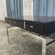 Bureau plat laqué noir texturé et chrome style 1970