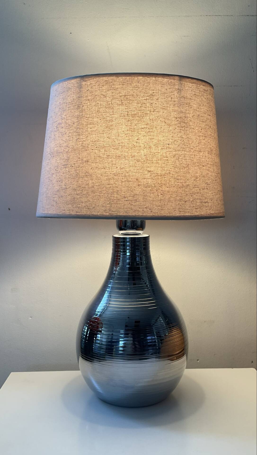 Lampe design en métal chromé