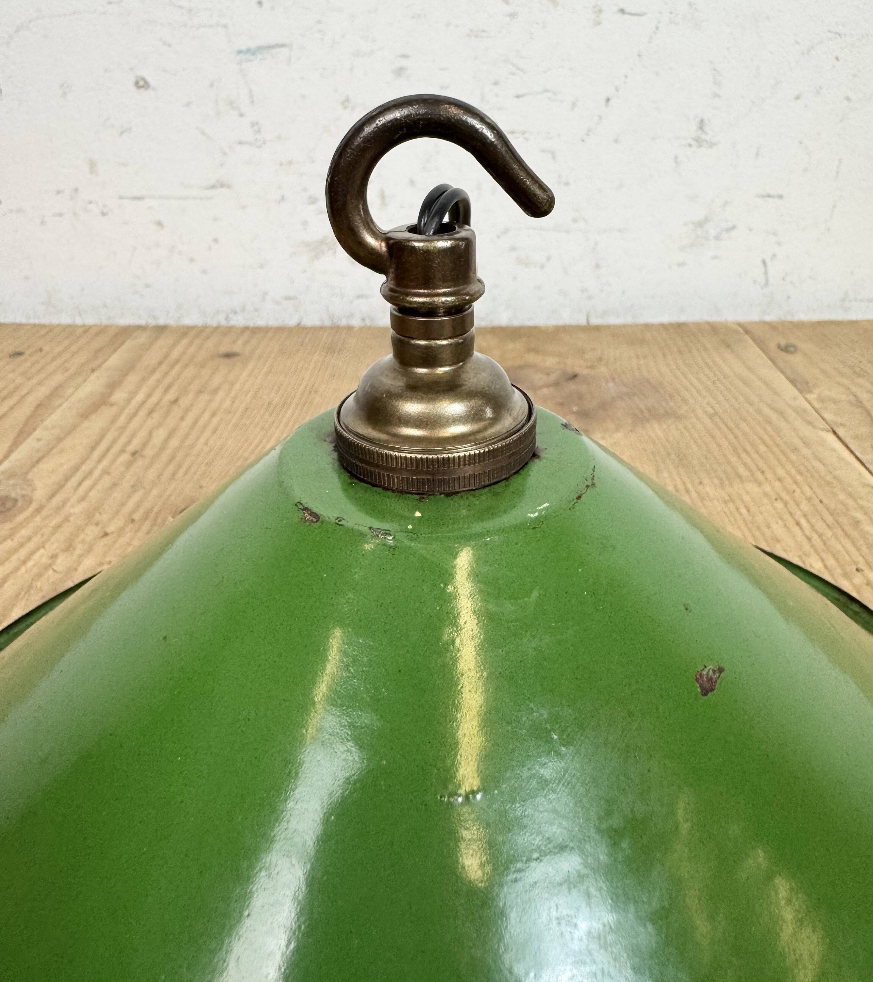 Suspension industrielle britannique en émail vert, années 1950