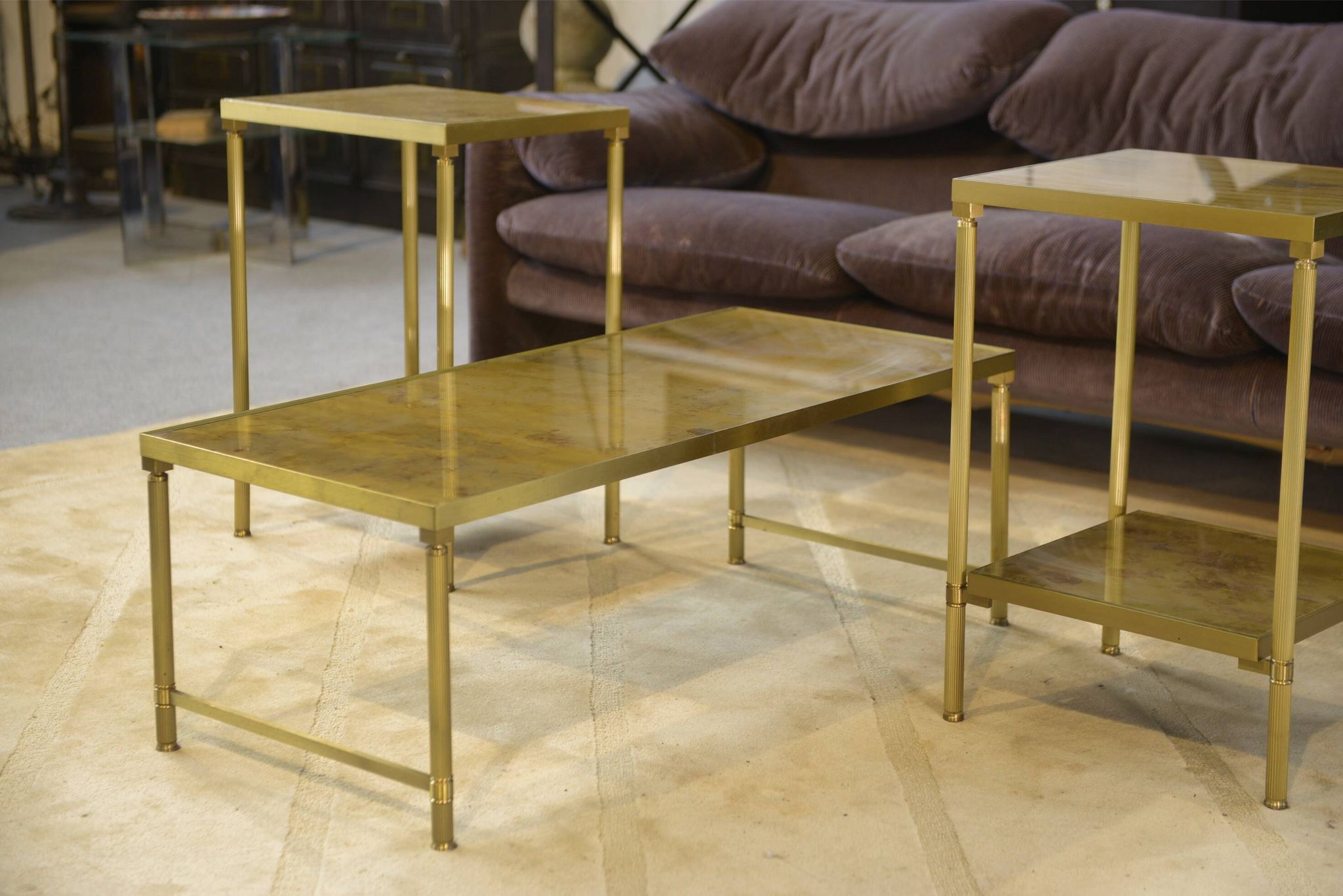 Ensemble table basse et 2 bouts de canapé néo-classiques en verre églomisé, 1980