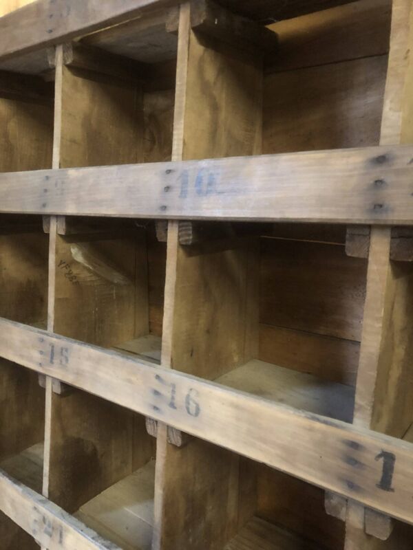 Meuble de rangement à casiers