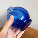 Vase en verre rond bleu cobalt avec nervures, verre semi-translucide soufflé à la main