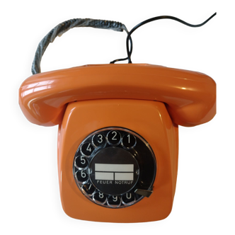 Téléphone orange vintage à cadran