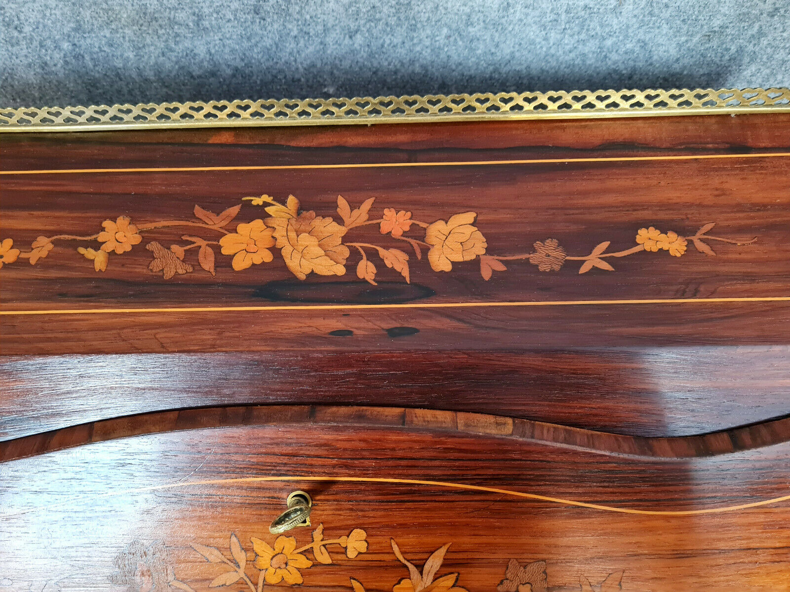 Bureau scriban de pente louis xv galbé en marquèterie vers 1850-1880