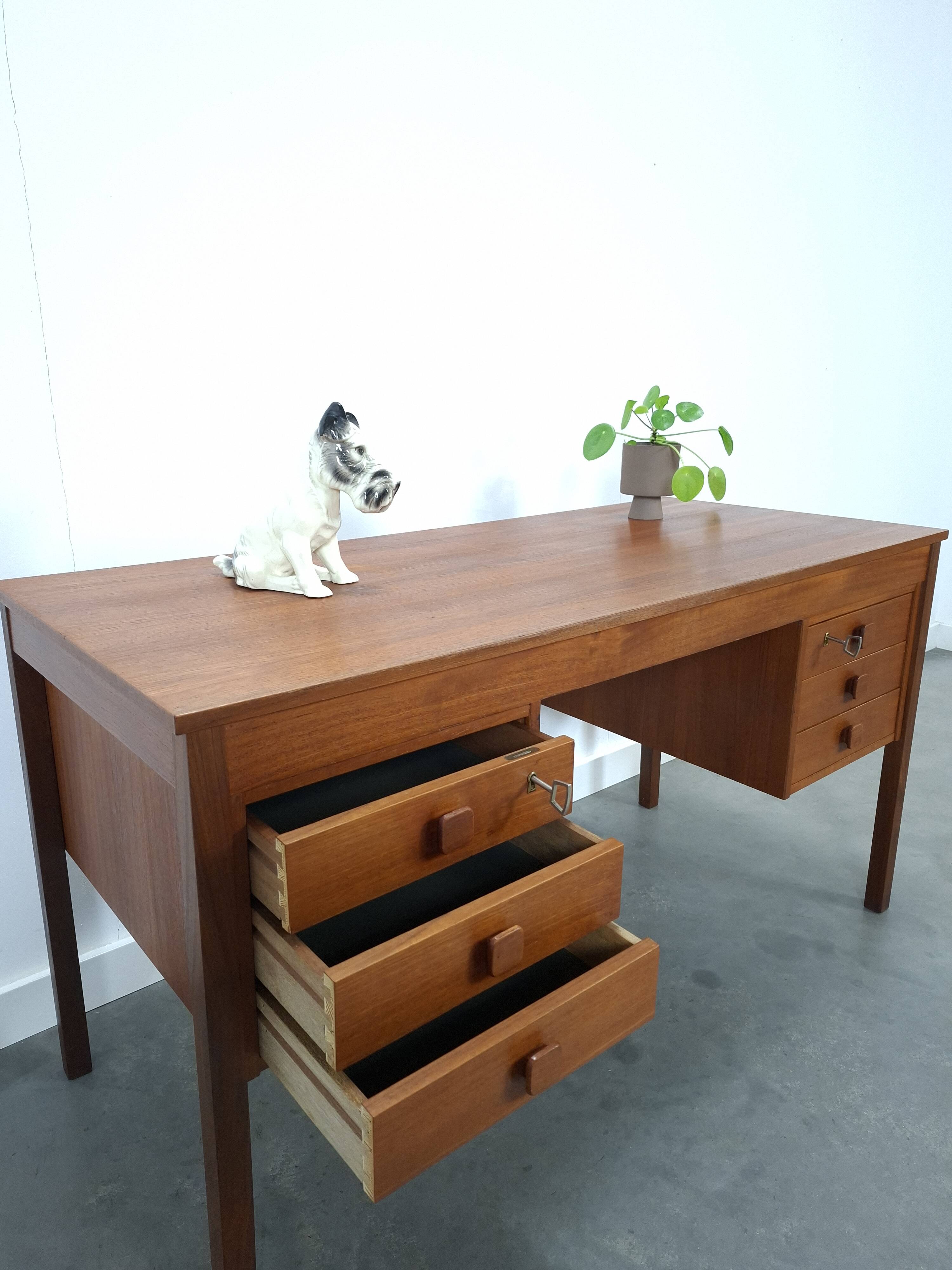 Teak vrijstaand bureau met lade uit Denemarken