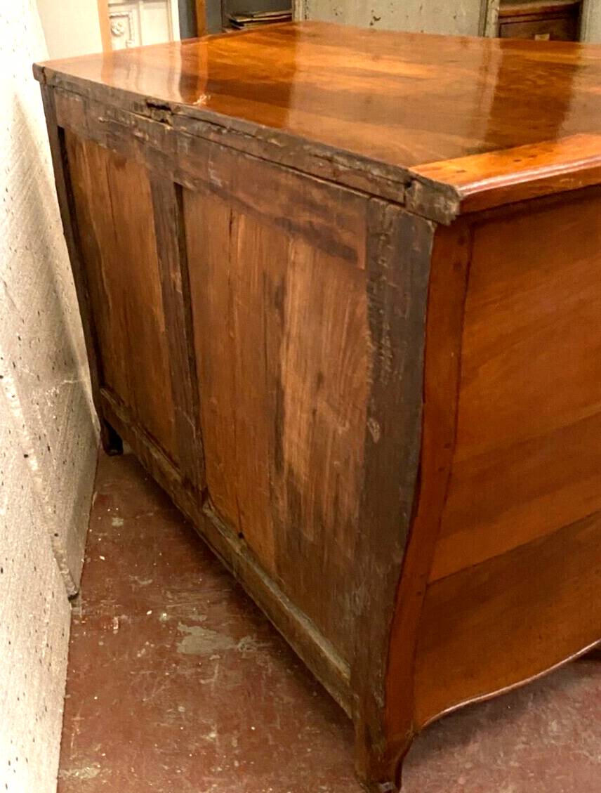 Louis XV curved chest of drawers in solid walnut Period 18th century