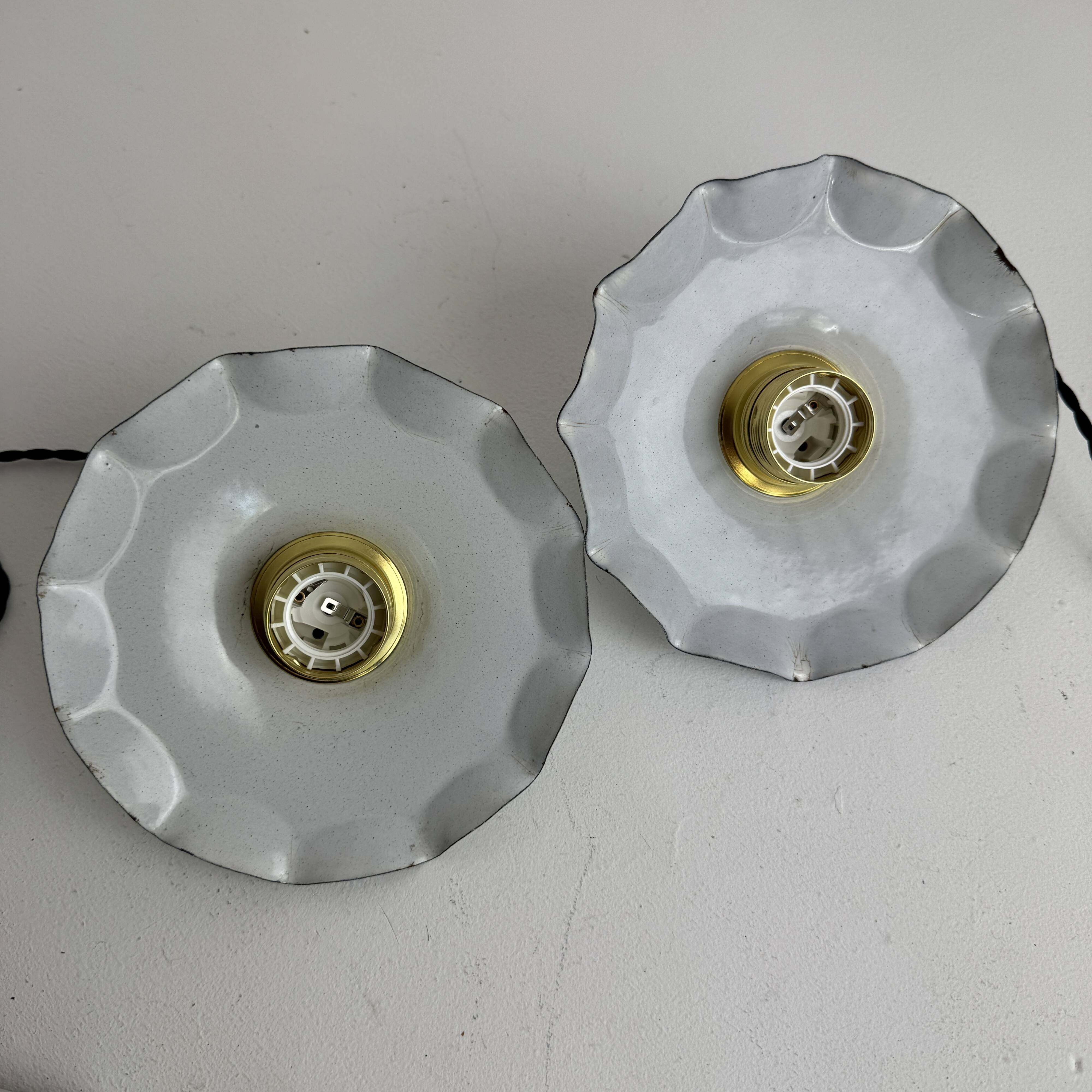 Paire d’anciennes petites suspensions emaillees