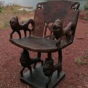Fauteuil et table de dignitaire en bois sculpté du Bénin, 1950