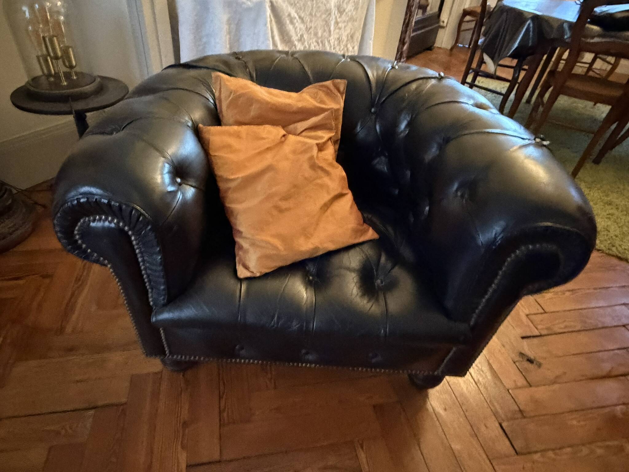 Canapé Chesterfield cuir noir + paire de fauteuils