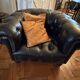 Canapé Chesterfield cuir noir + paire de fauteuils