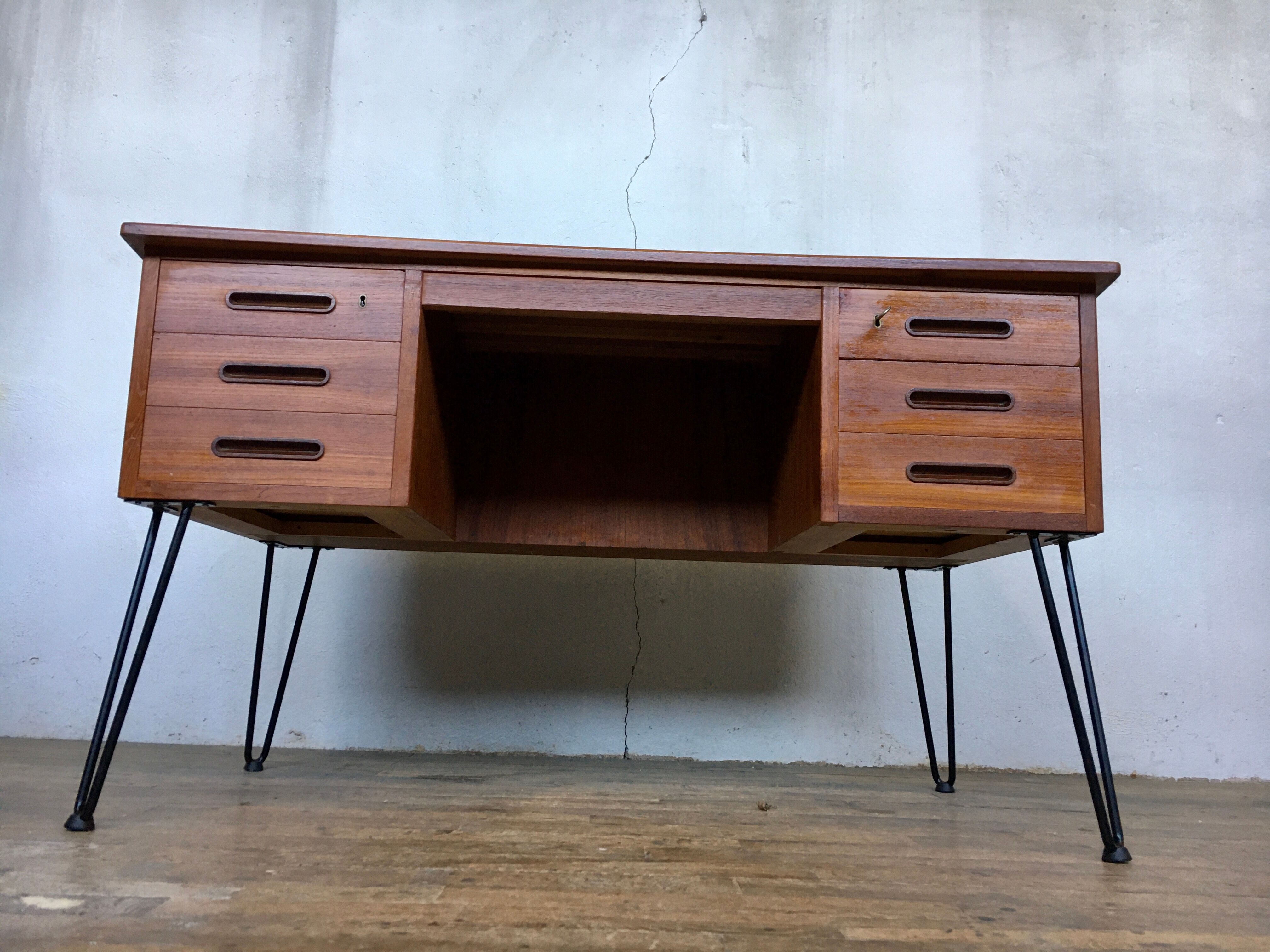 Bureau scandinave en teck avec piétement eiffel métal noir  1950 1960