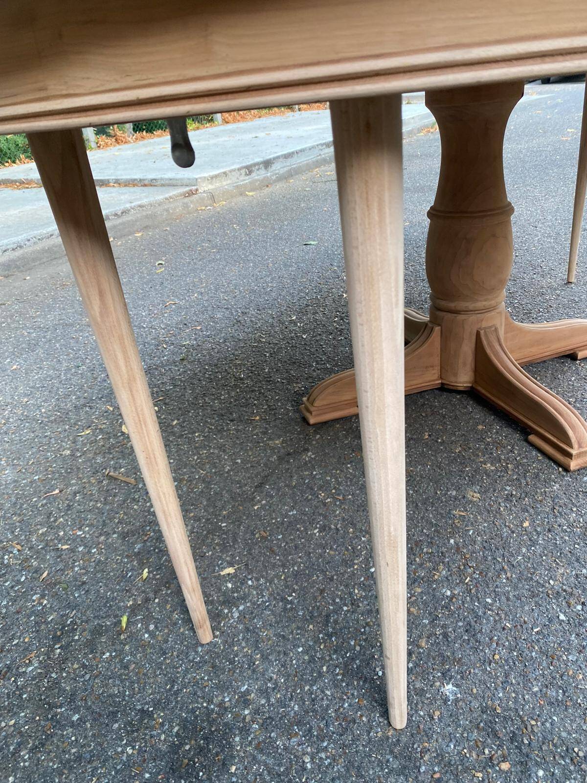 Large extendable round dining table stripped with a central wooden leg 110-198cm.