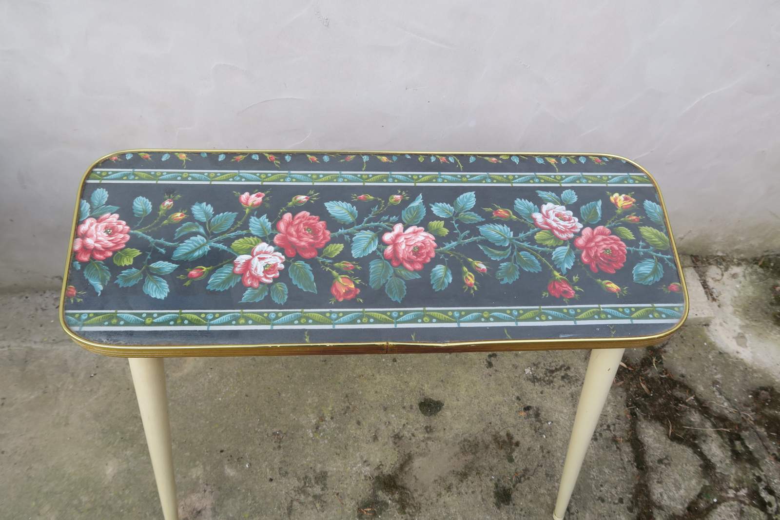 Table avec décor roses