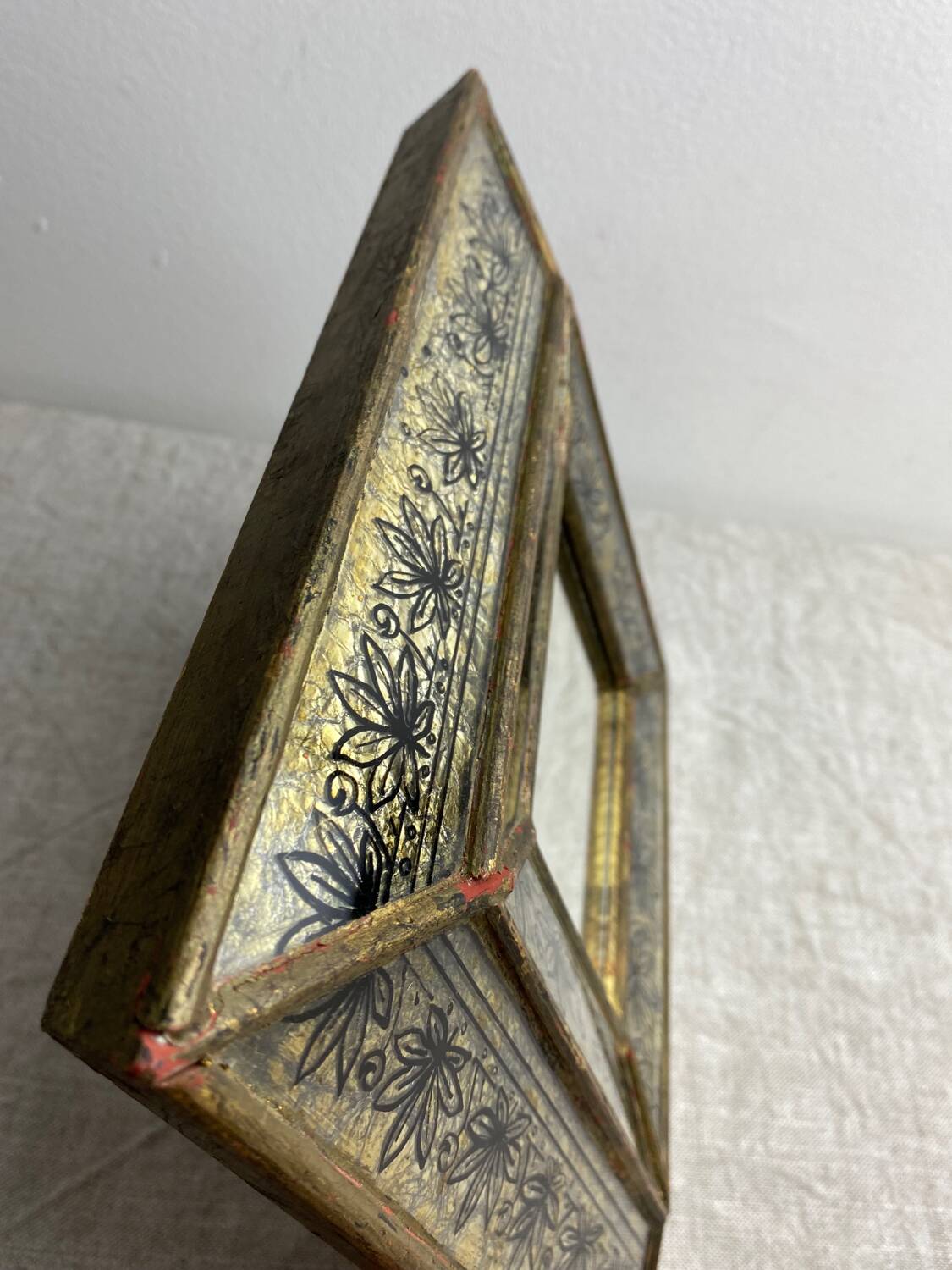 Eglomisé mirror with wooden parecloses