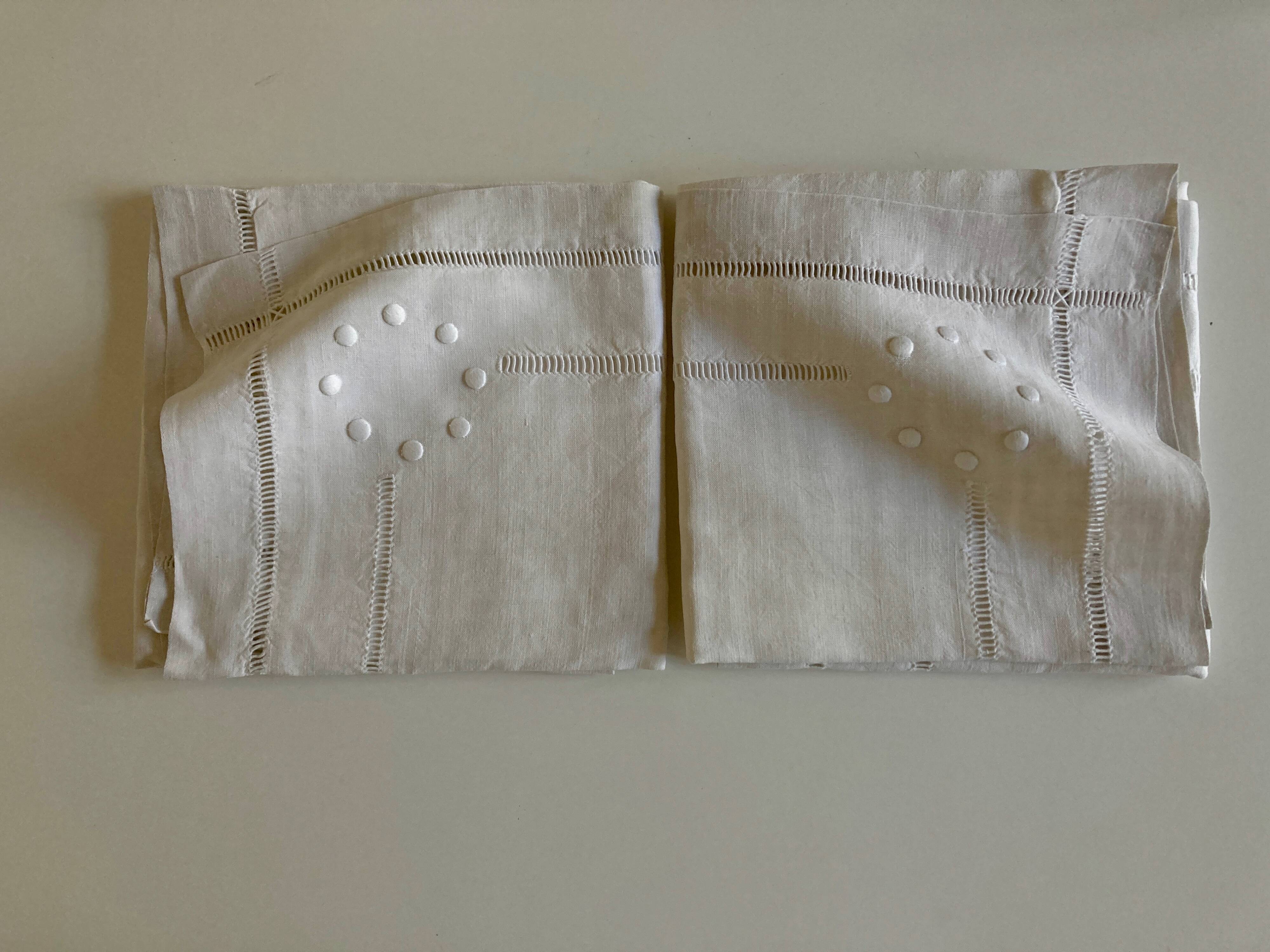 Paire de taies d'oreillers toile de lin brodée de pois et jours sans monogramme