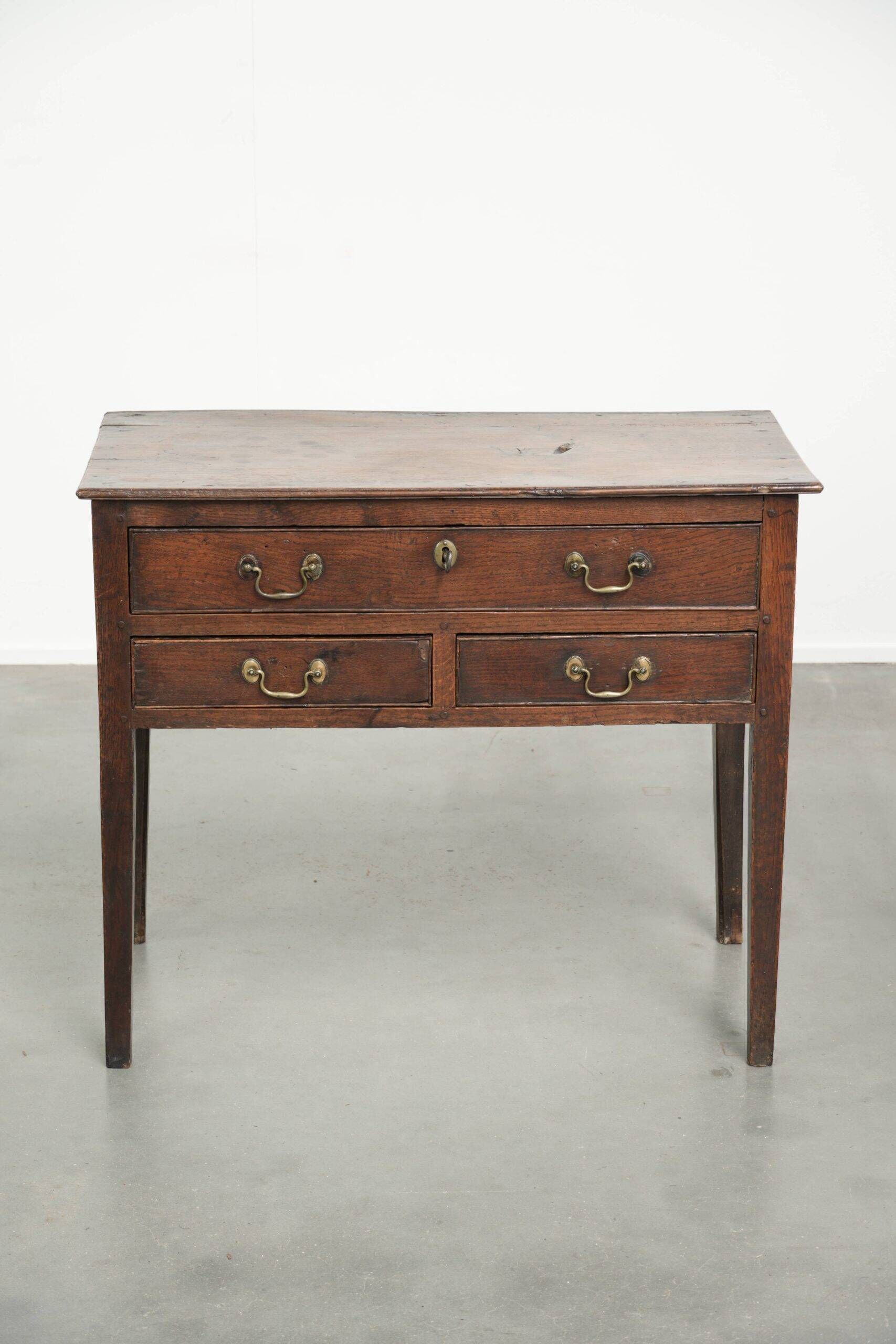 Table basse anglaise antique de style lowboy du XVIIIe siècle en chêne.