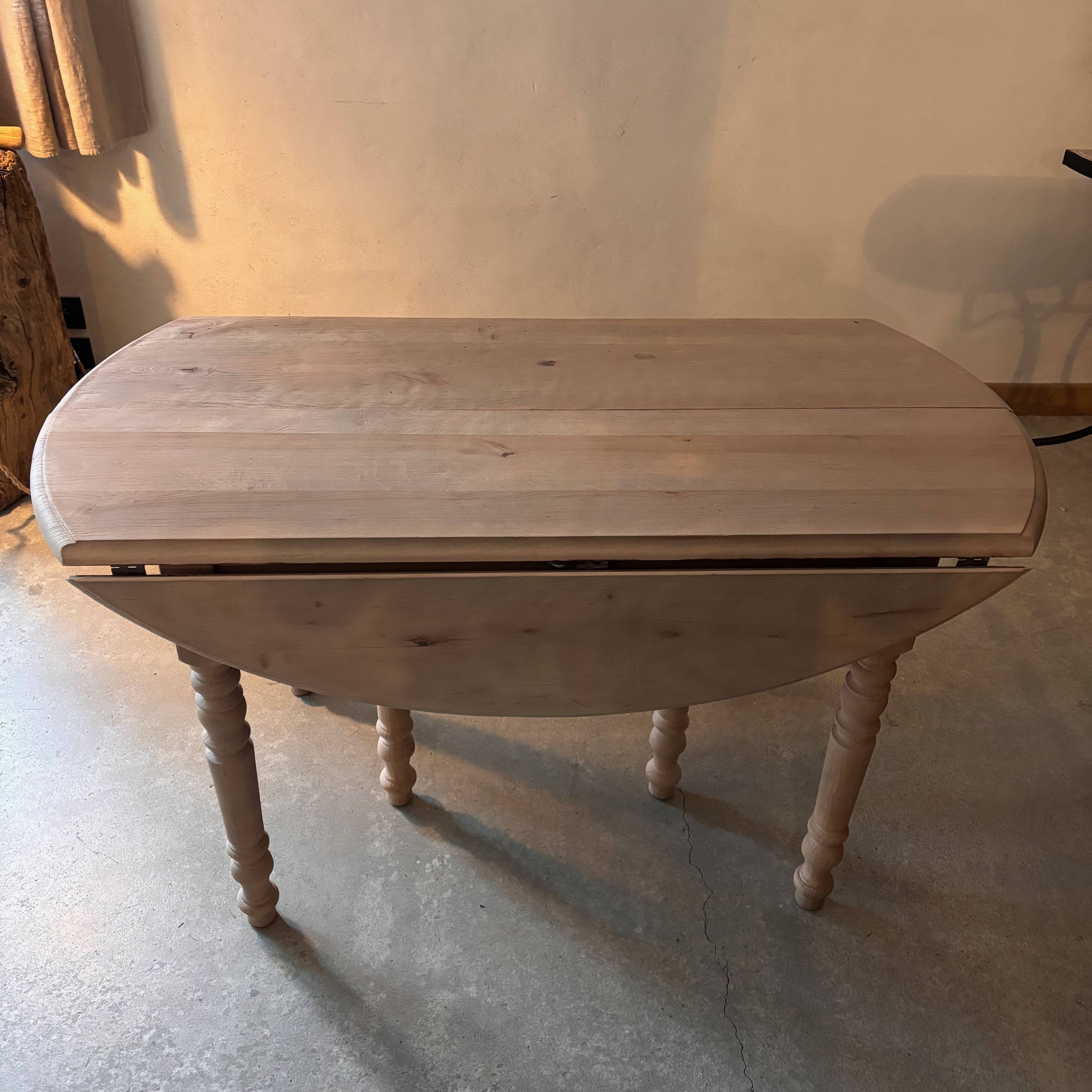 Extendable round table