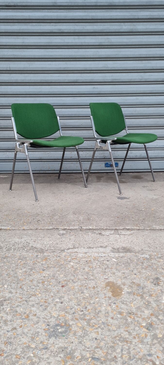 Paire de chaises modèle DSC 106 de Giancarlo Piretti pour anonima