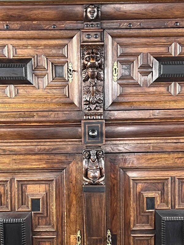 Buffet ancien en bois sculpté style Renaissance, fin XVIIIe / début XIXe si