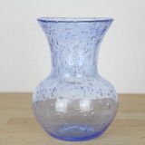 Vase en verre bullé de Biot bleu clair