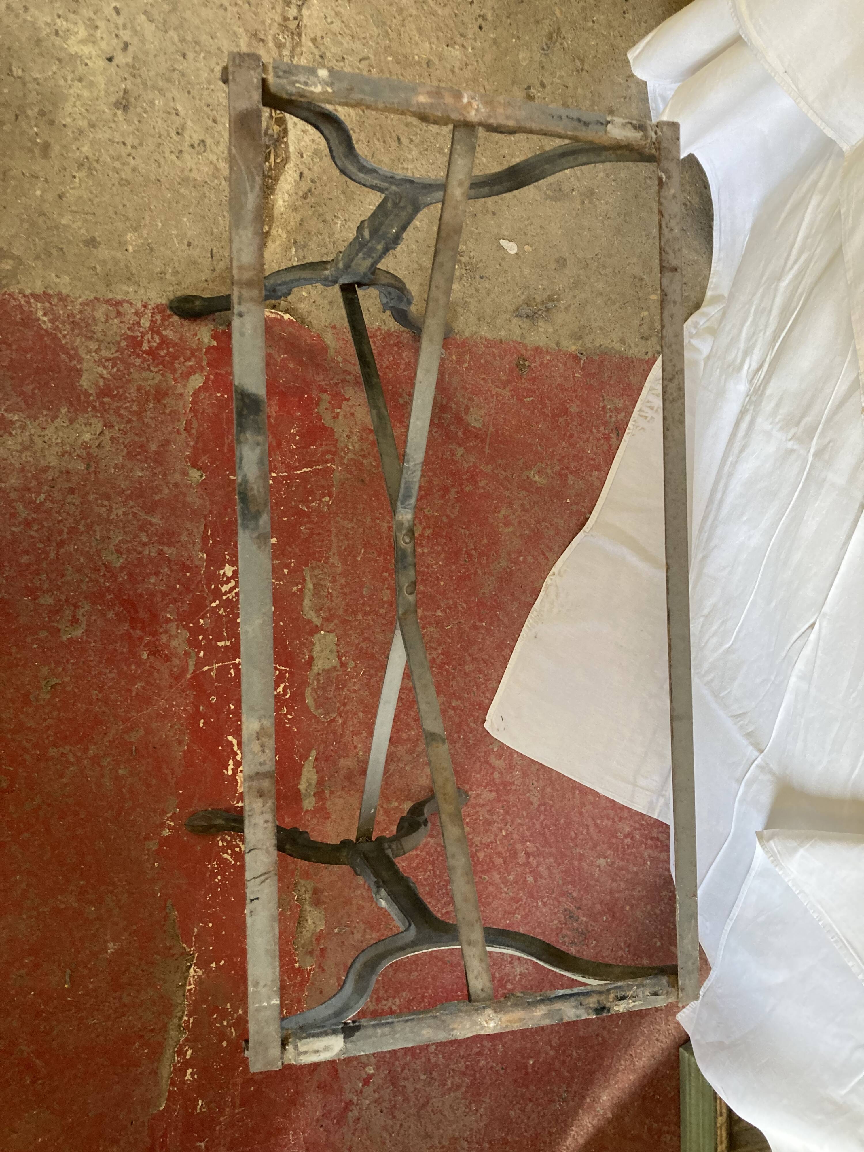 Table de bistrot provencal base cast iron marble top early twentieth century