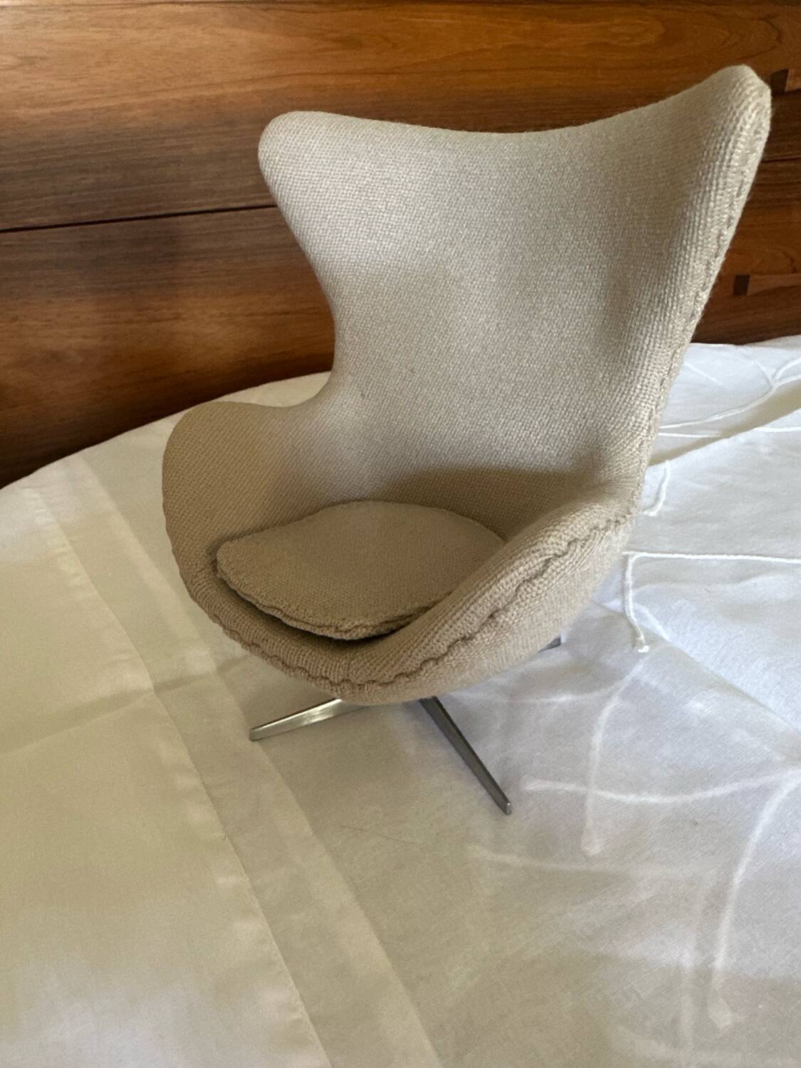 Miniature Egg chair Fritz Hansen design Arne Jacobsen Beige fabric Hau