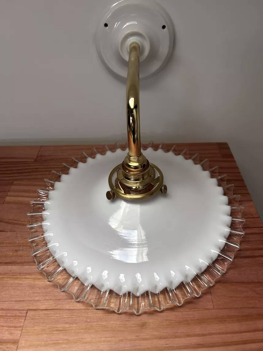 Applique murale vintage en opaline blanche