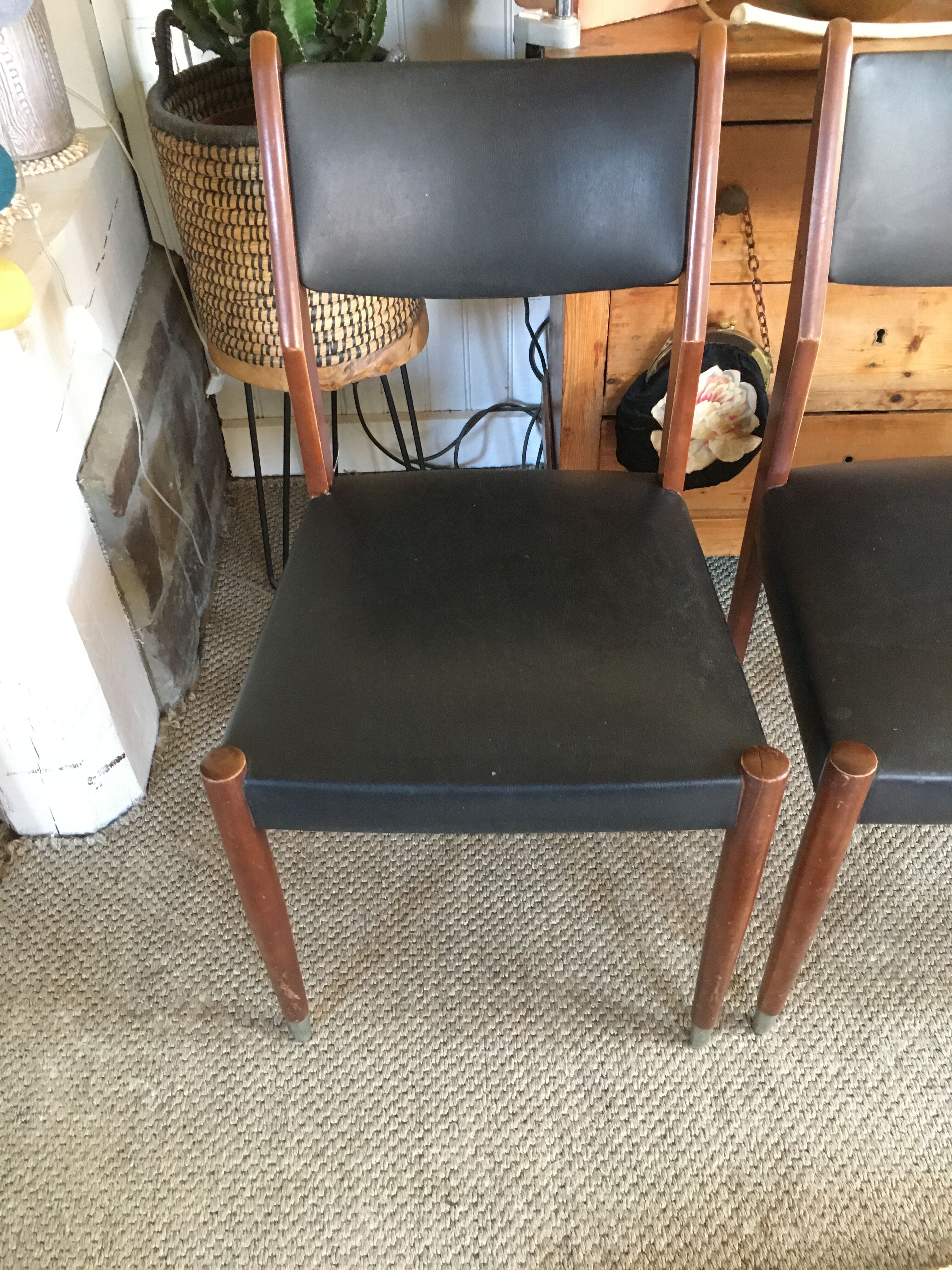 Series of 3 chairs