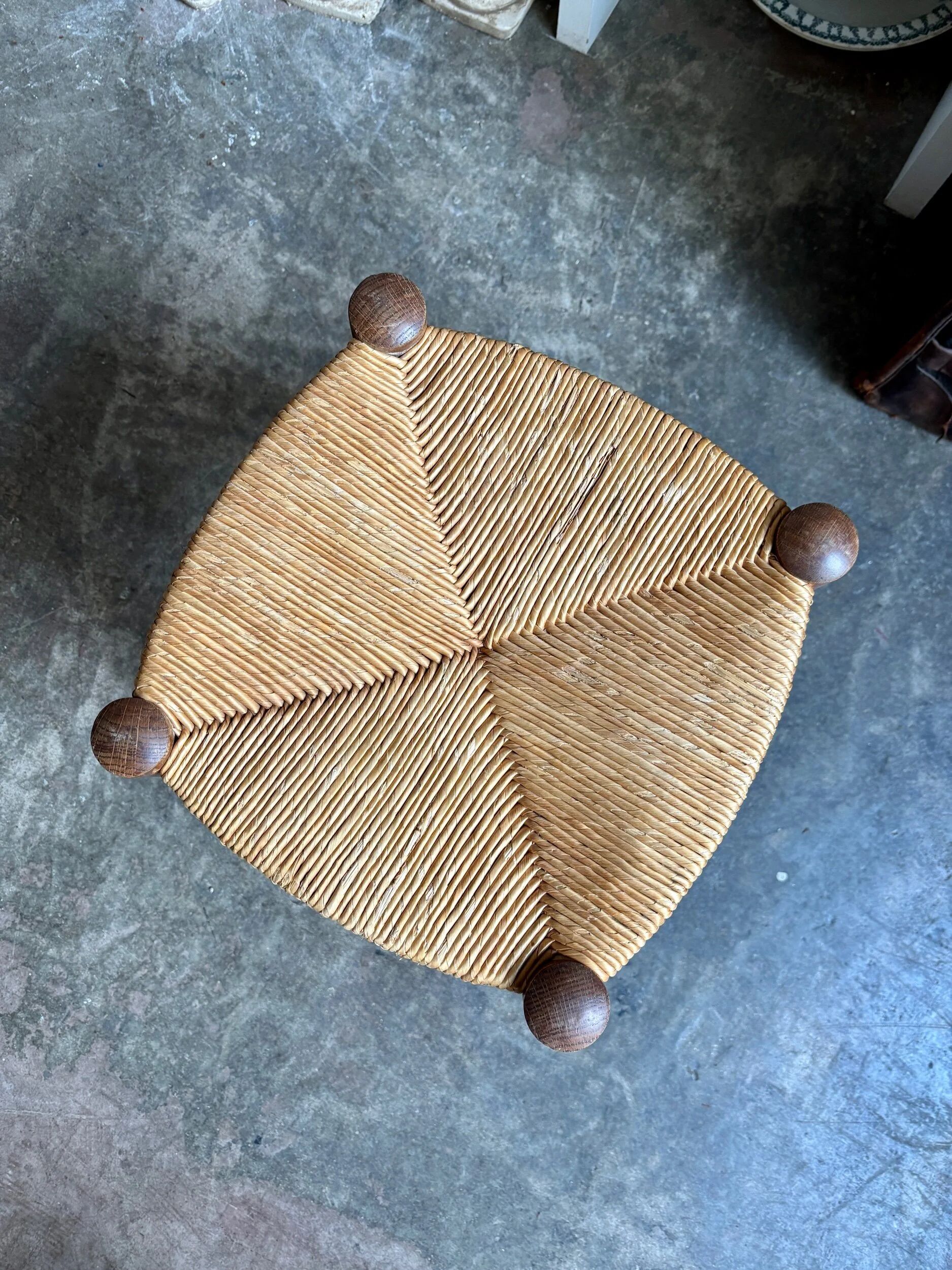 Tabouret en paille tressée et bois
