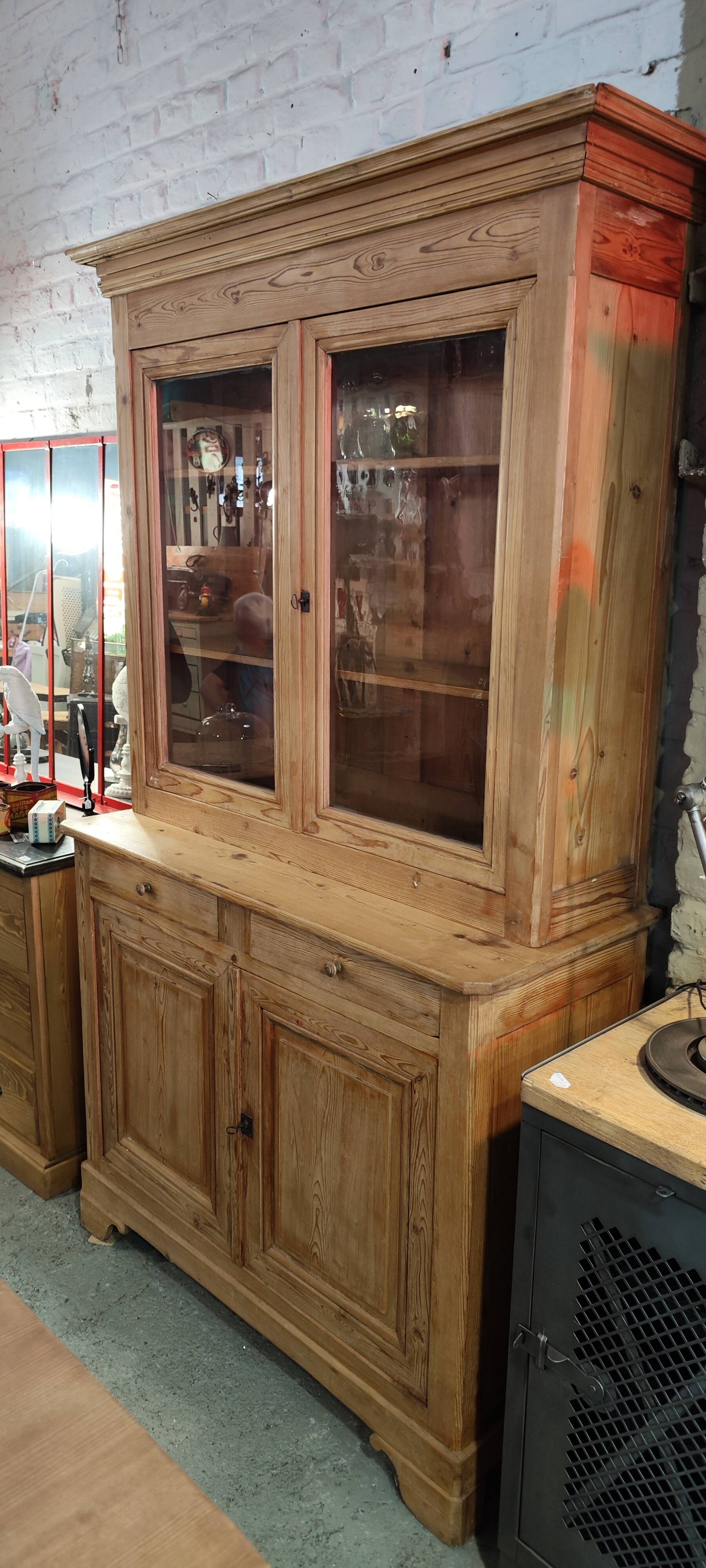 Ancien buffet deux corps vaisselier en pin