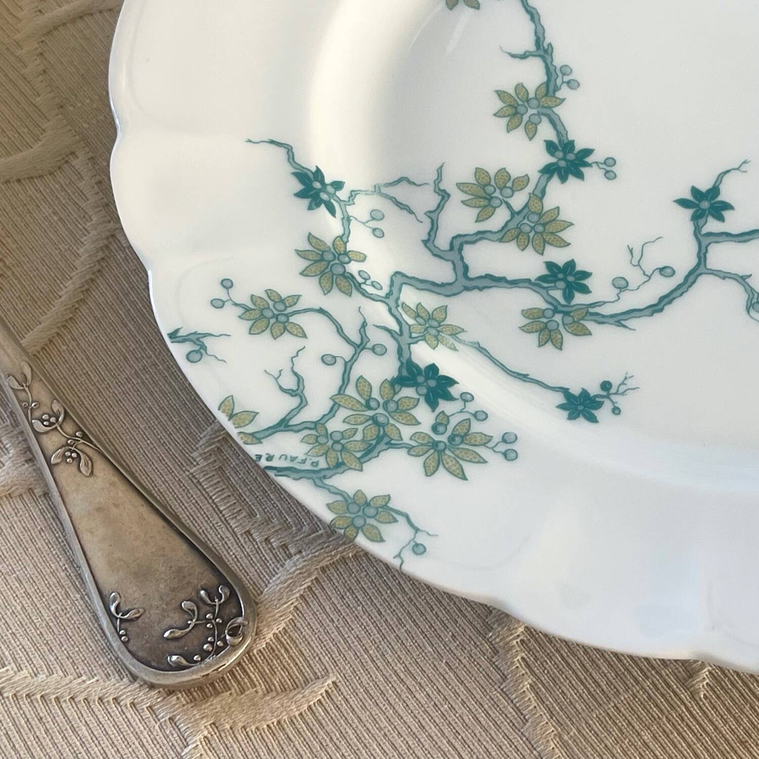 8 Haviland Limoges dinner plates.