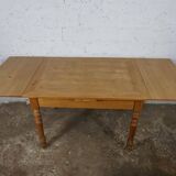 solid oak table with extensions and molded legs