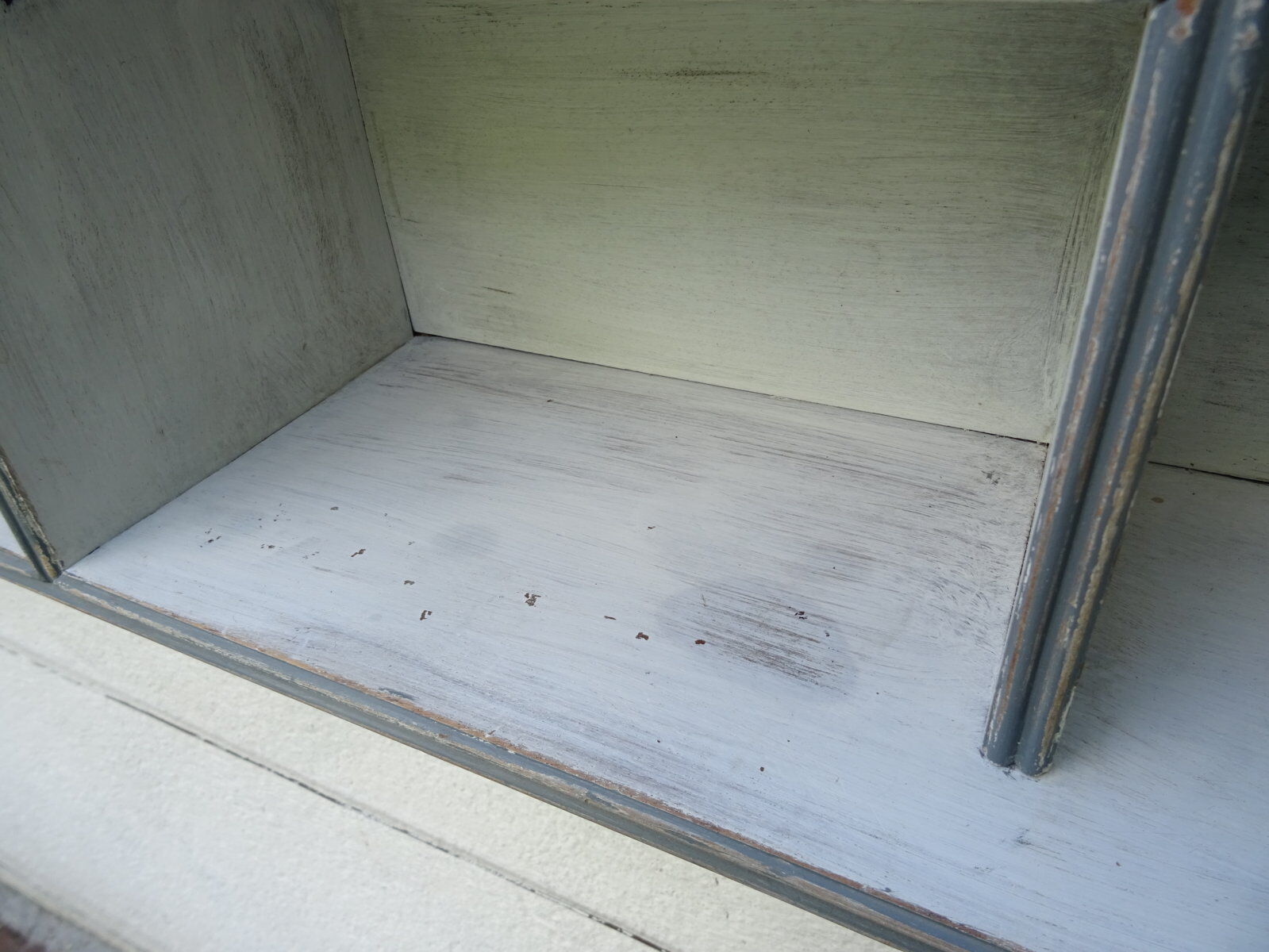 Shabby chic wall shelf