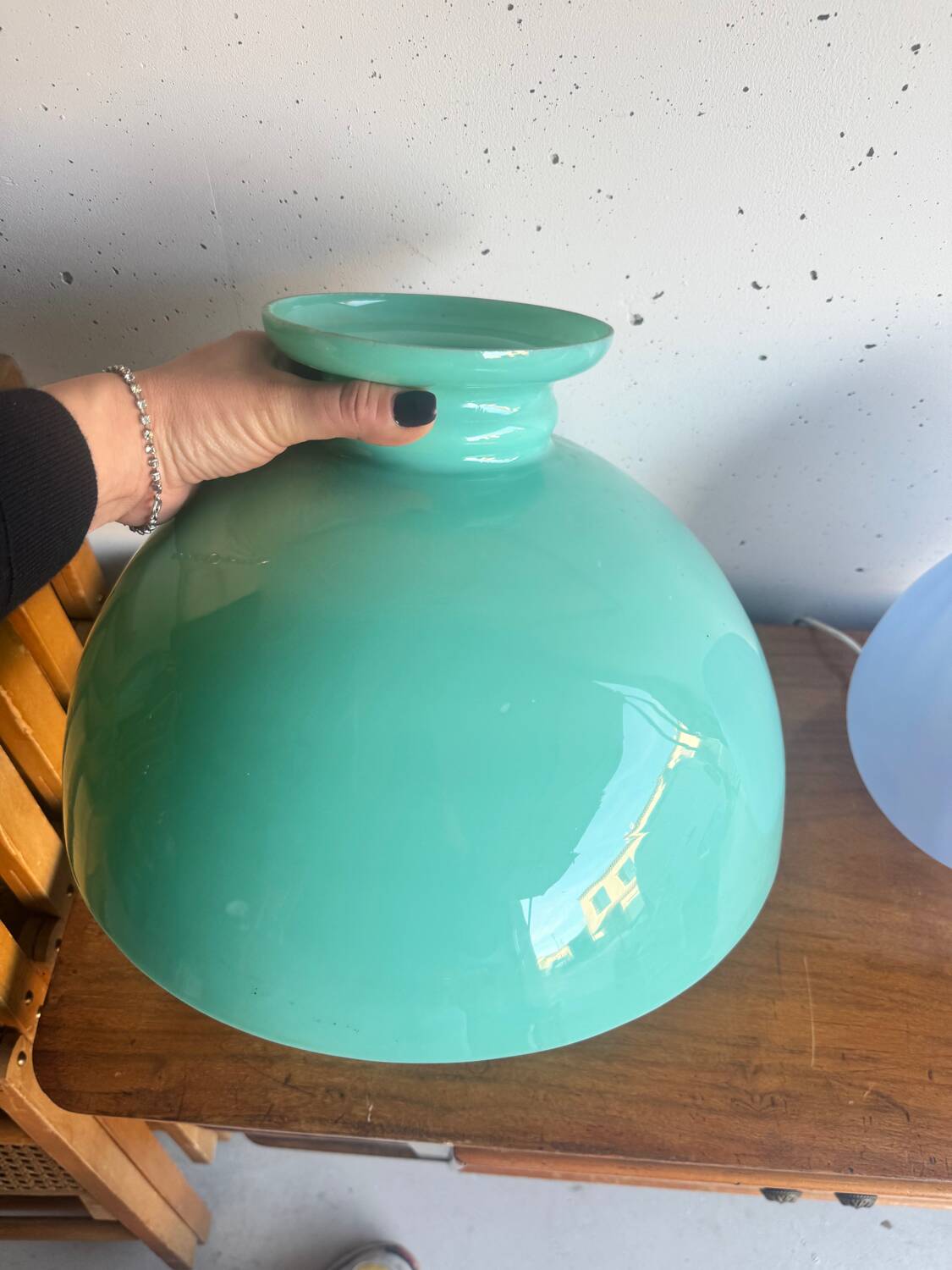 Suspension in turquoise blue opaline