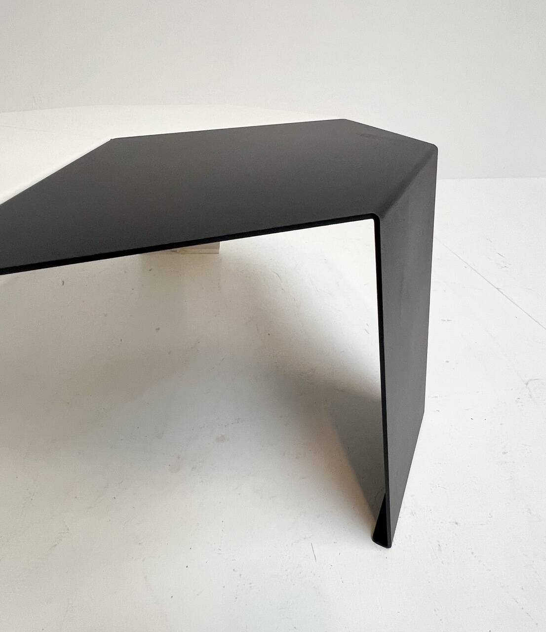Table d'appoint OVNI par Edwin van Sommeren, après 2000