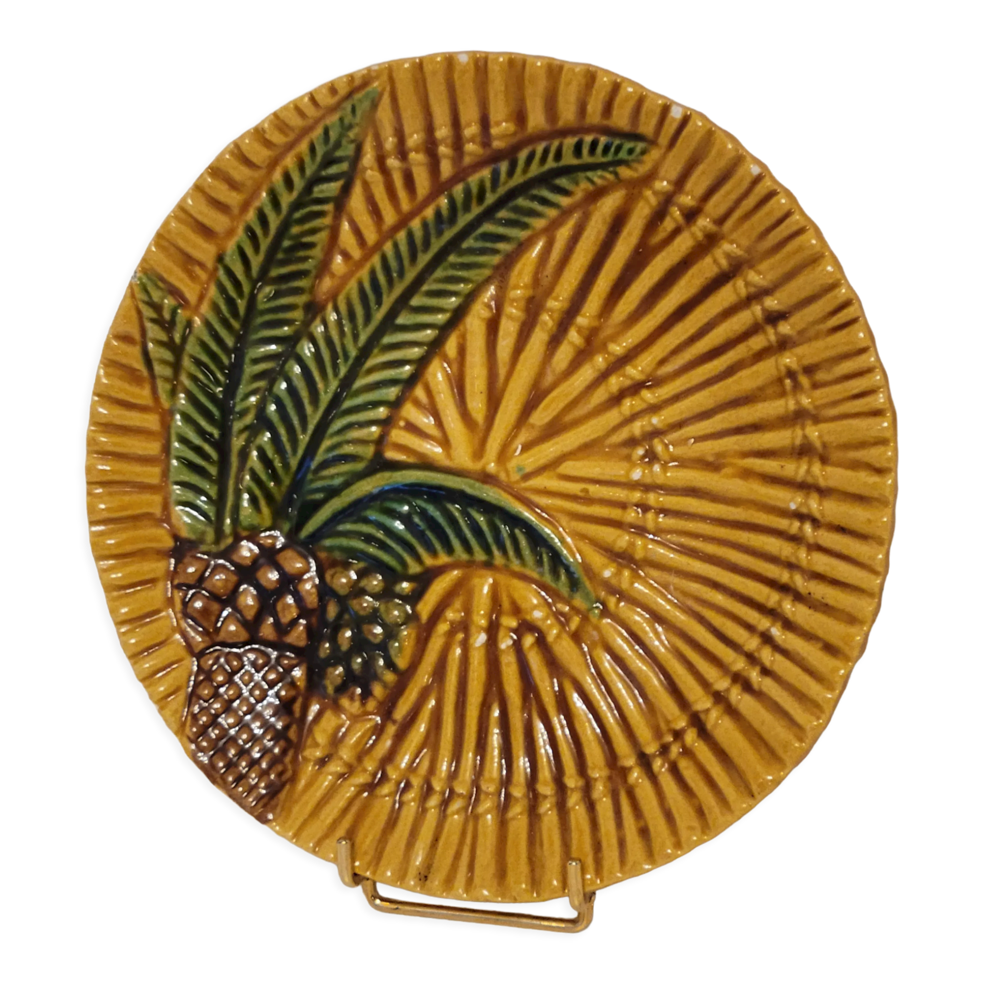 Assiette en barbotine Vallauris A.M. décor palmier
