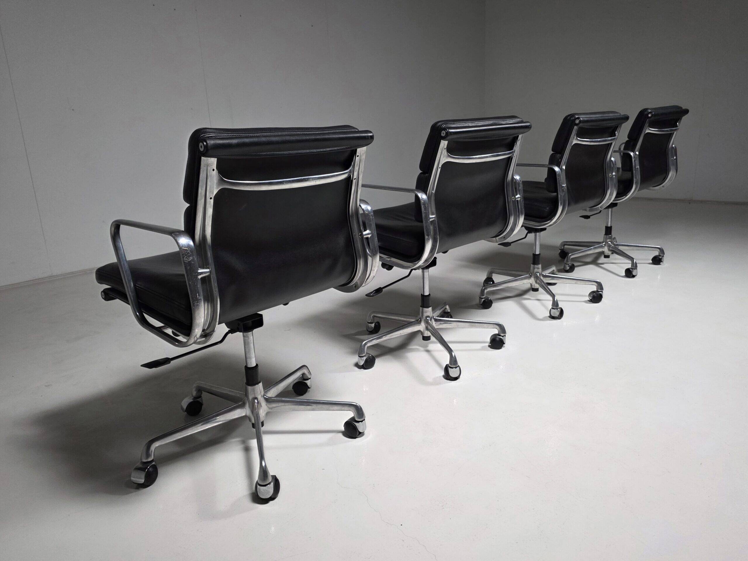 Chaises de bureau EA 217 Soft Pad par Charles et Ray Eames pour ICF, années 1980.