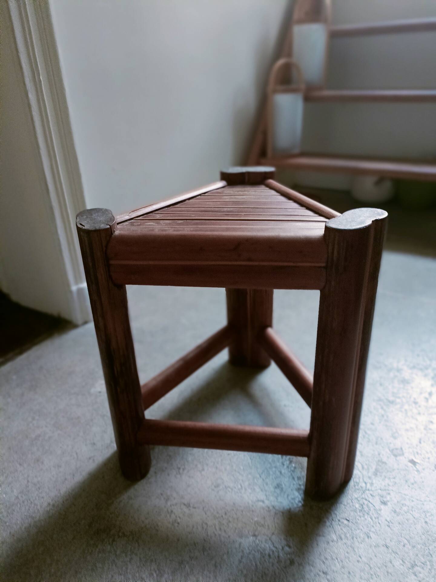 Tabouret en rotin brûlé années 60