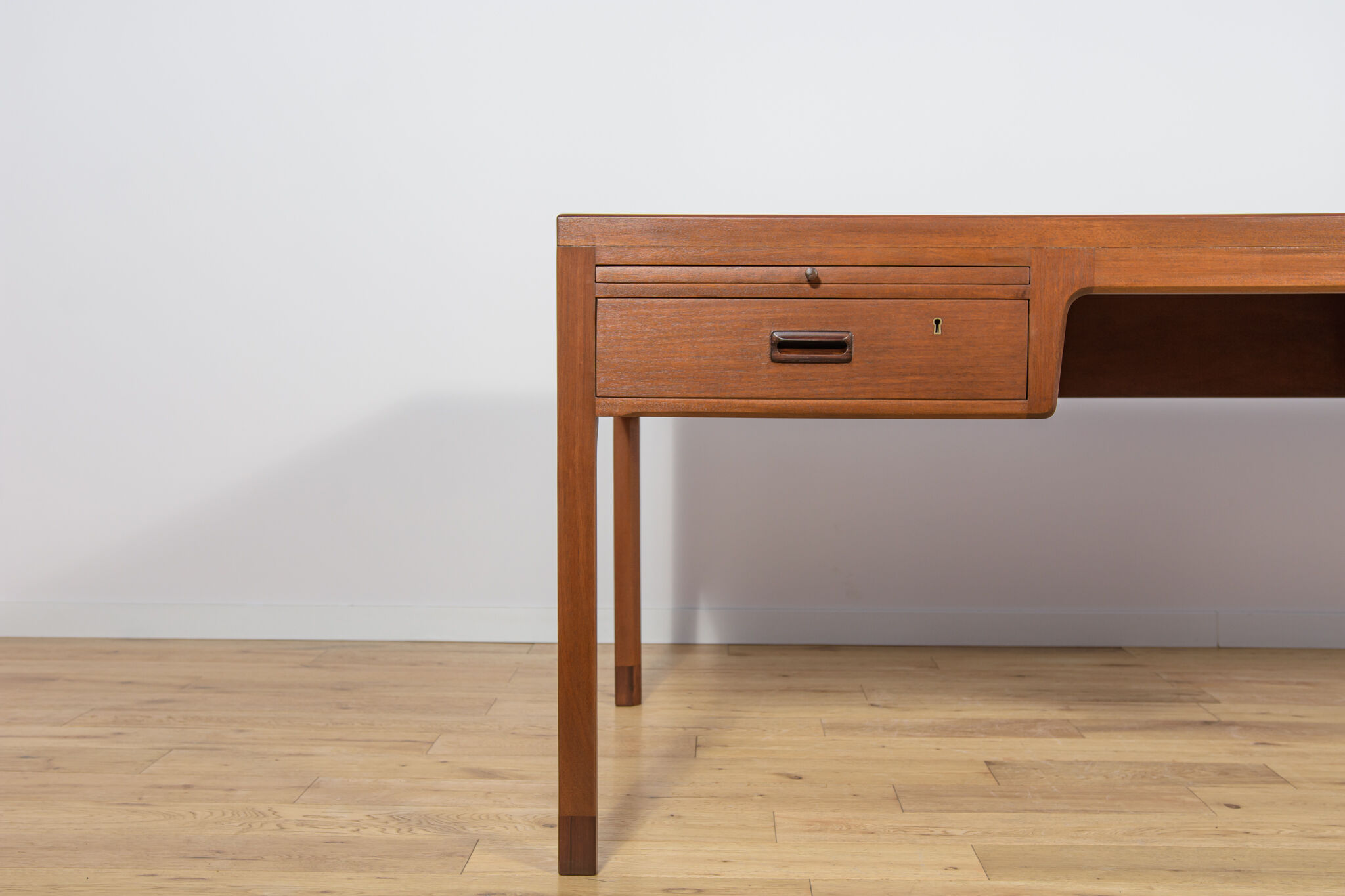 Bureau en teck du milieu du siècle par Ejner Larsen et Aksel Bender Madsen pour Willy Beck, Danemark, années 1950.