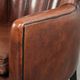 Fauteuil en peau de mouton confortable au design unique, fini avec un passepoil noir.