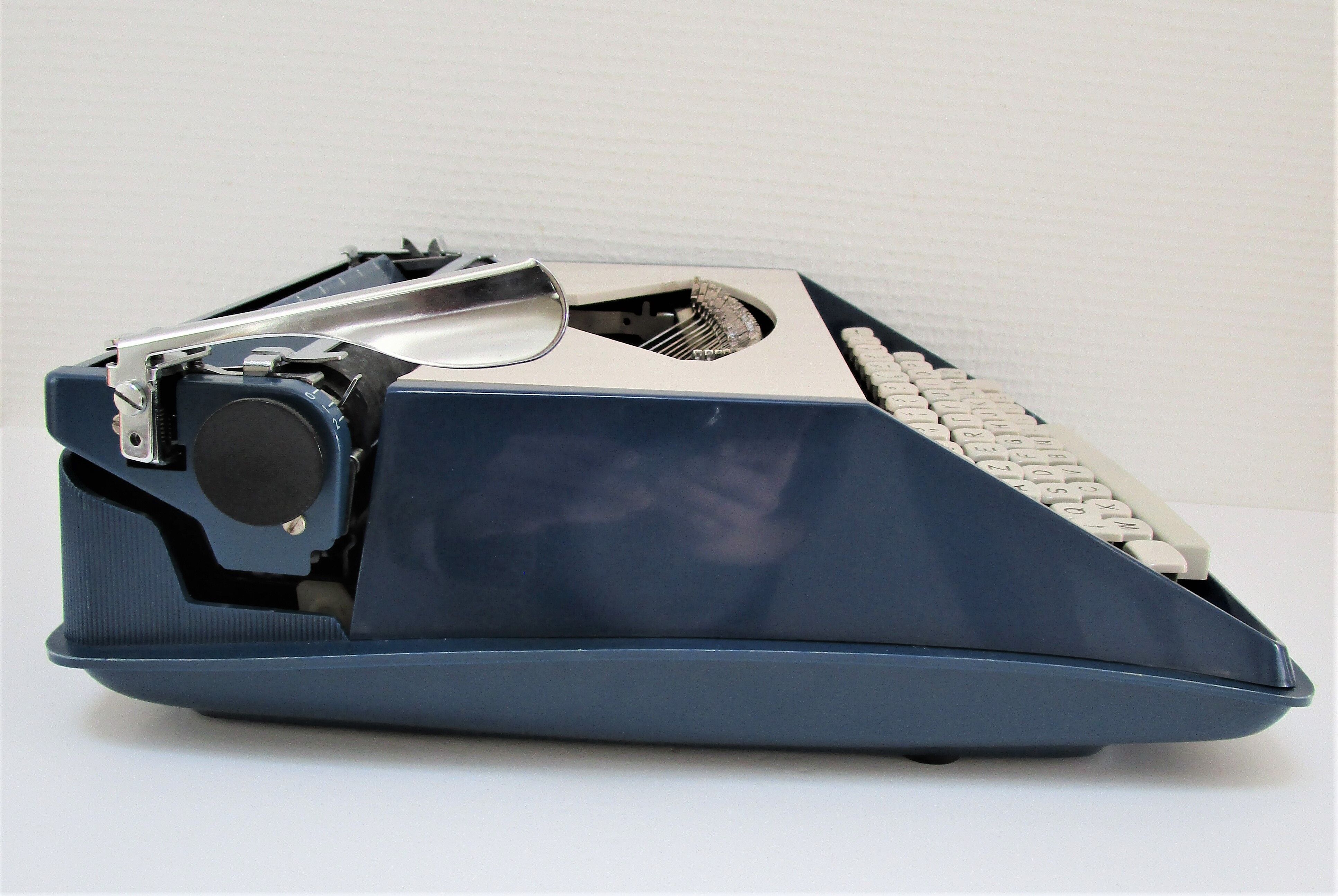 typewriter Remington Sperry rand Envoy III blue and white 70s