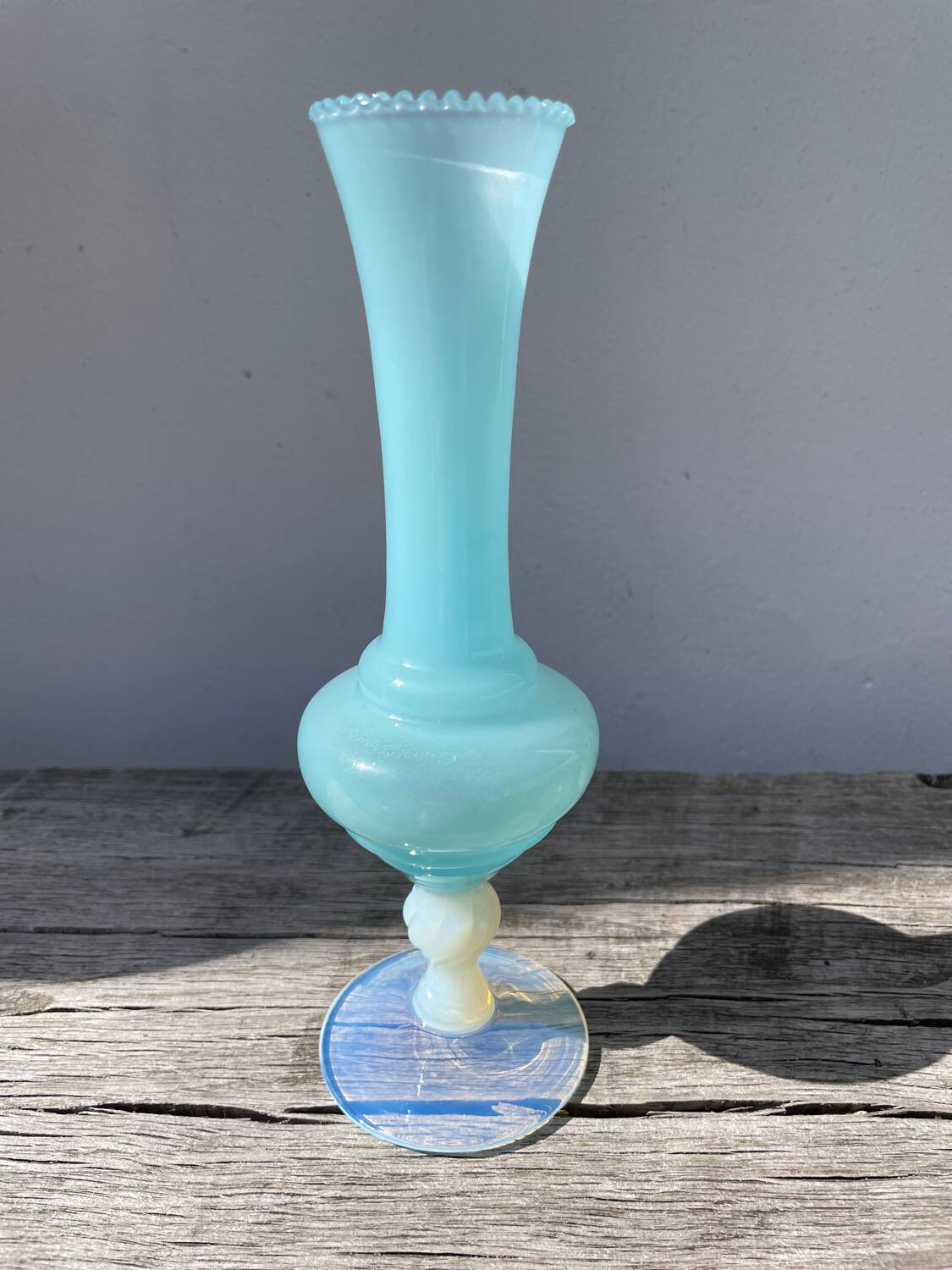 Vase romantique en opaline bleu