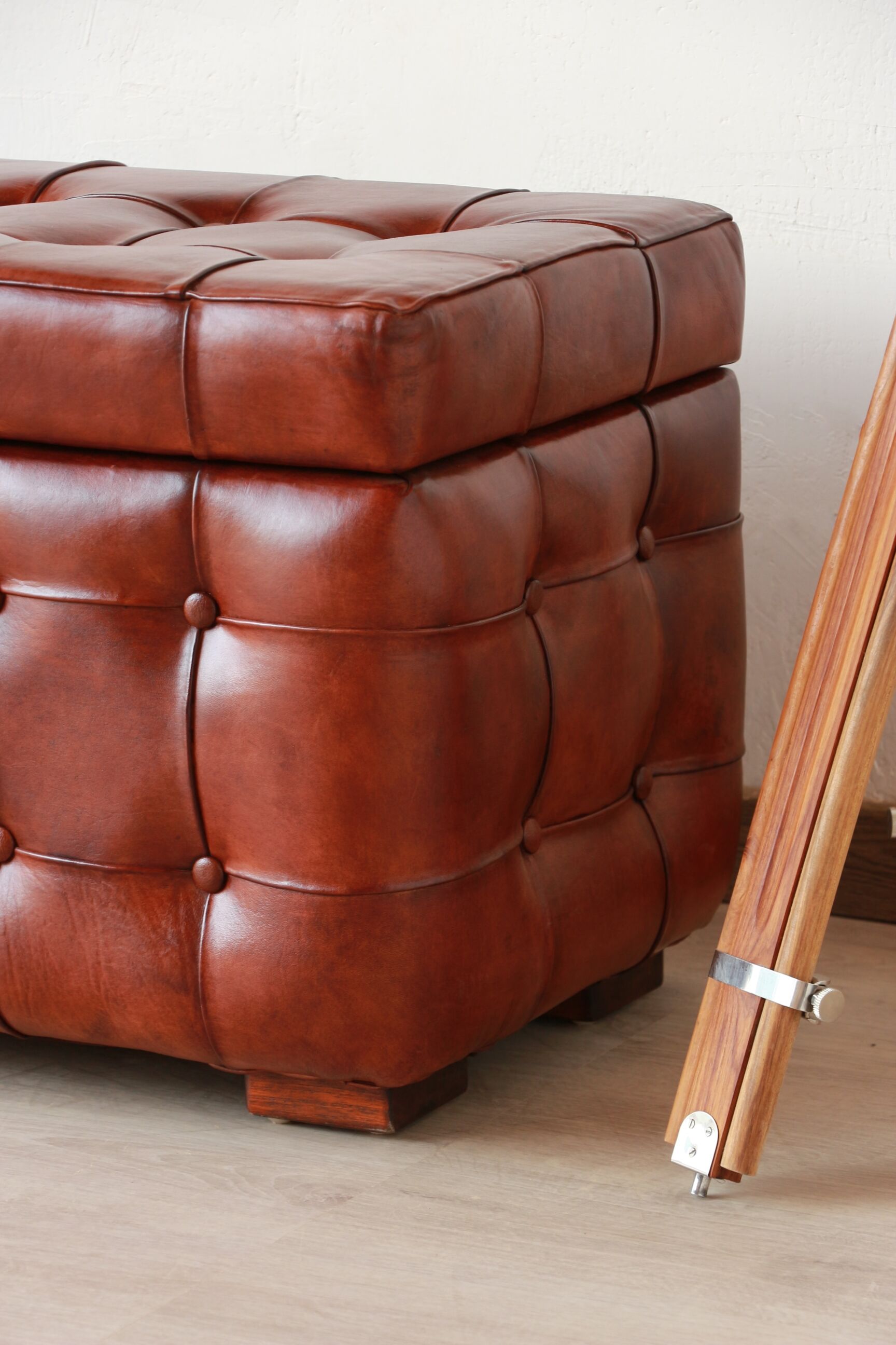 Chesterfield-style leather chest - "Jack" model - Olivier de Schrijver
